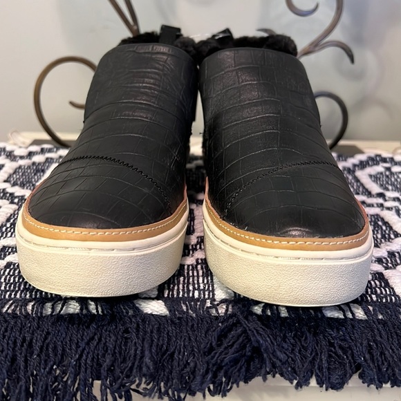 NWT TOMS Croc Embossed Leather And Faux Fur Paxton Slip Ons - Picture 2 of 13